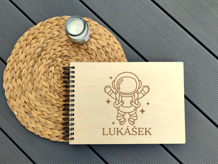 Dětské dřevěné fotoalbum se jménem na přání Kosmonaut - D-decor (1)