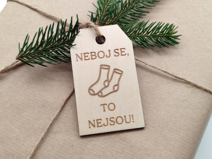 Visačka na vánoční dárky „Neboj se, ponožky to nejsou!“ - D-decor (1)