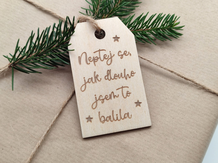 Visačka na vánoční dárky „Neptej se, jak dlouho jsem to balila“ - D-decor (1)
