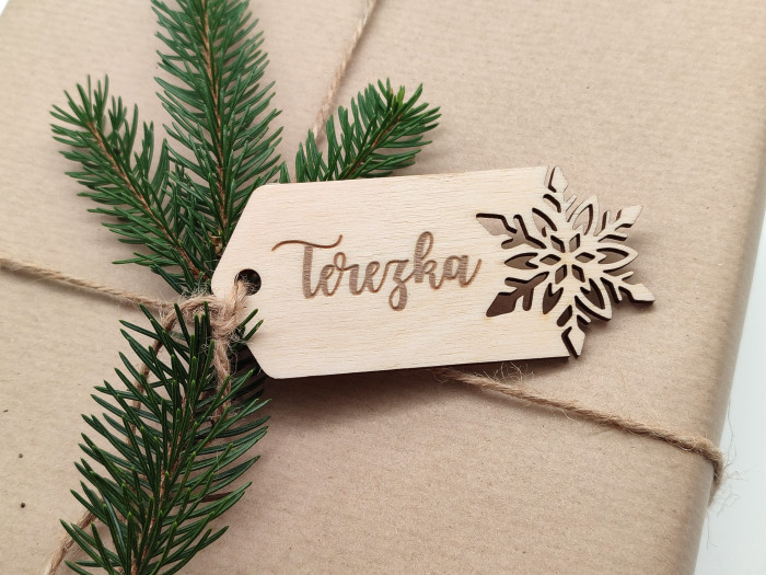 Dřevěná jmenovka na vánoční dárky Vločka písmo 1 - D-decor (1)