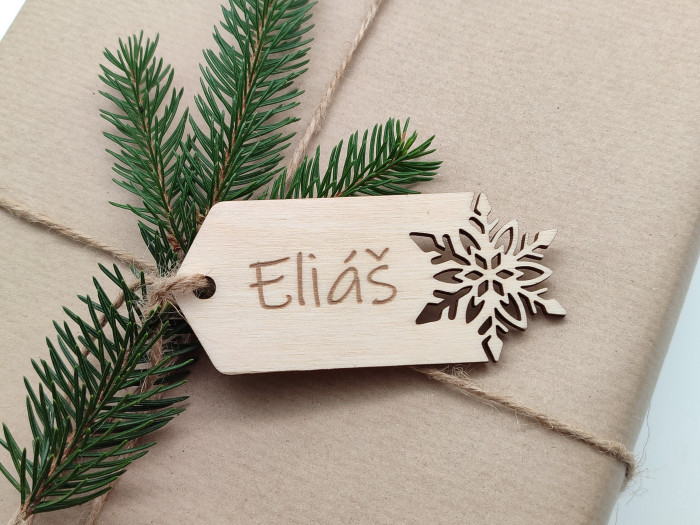 Dřevěná jmenovka na vánoční dárky Vločka písmo 2 - D-decor (1)
