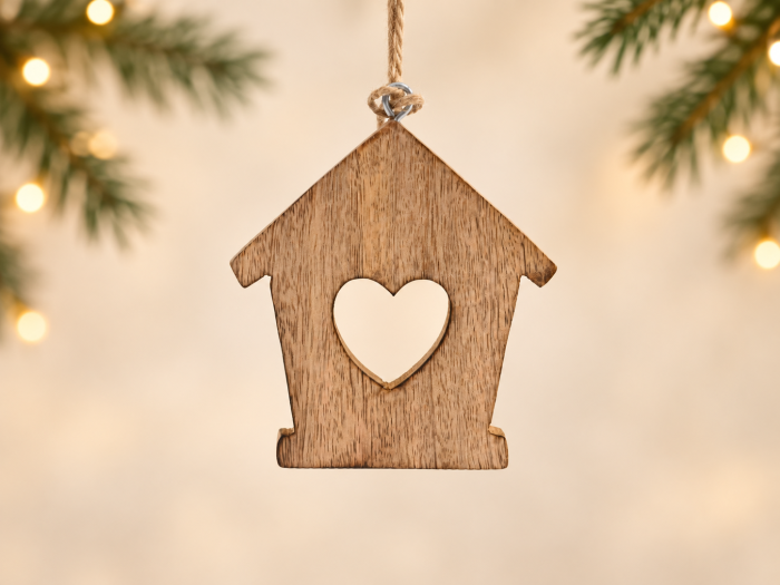Dřevěný domeček k zavěšení se srdíčkem malý | D-decor (1)