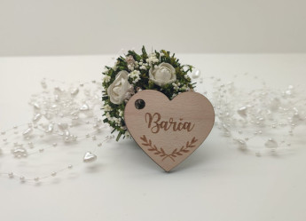 Dřevěná svatební jmenovka ve tvaru srdce D-decor - větvička