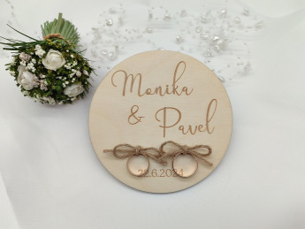 Dřevěná podložka na snubní prsteny se jmény - D-decor