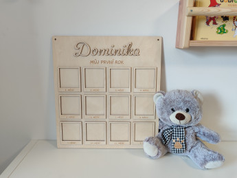 Dřevěná deska "Můj první rok" se jménem a rámečky na fotografie D-decor