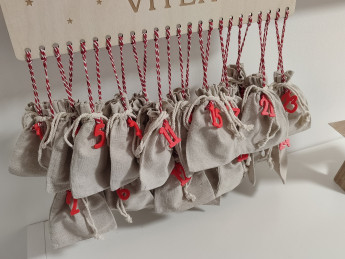 Červenobílý provázek na adventní kalendář - D-decor (2)