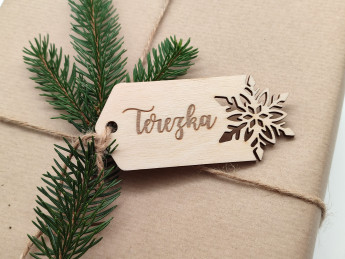 Dřevěná jmenovka na vánoční dárky Vločka písmo 1 - D-decor