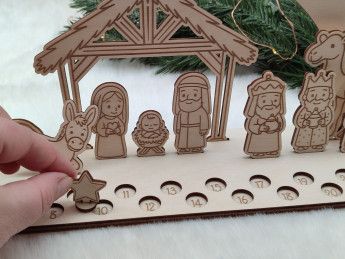 Dřevěný adventní kalendář Betlém s hvězdičkou k adventnímu odpočítávání - D-decor (3)