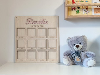 Dřevěná deska "Můj první rok" se jménem a rámečky na fotografie D-decor (8)