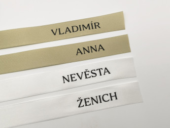 Svatební jmenovka - stuha se jménem | D-decor (1)