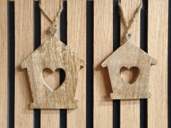Dřevěný domeček k zavěšení se srdíčkem velký | D-decor (2)