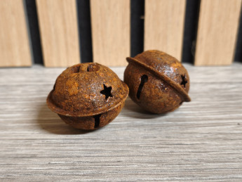 Kovová rolnička k zavěšení rezavá 4 cm | D-decor (2)