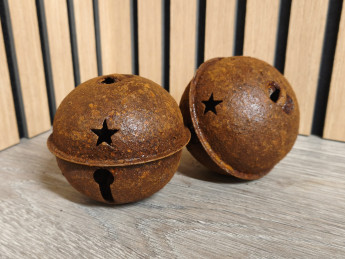 Kovová rolnička k zavěšení rezavá 9 cm | D-decor (2)